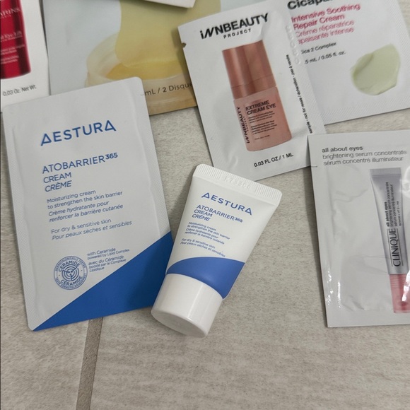 Assorted Beauty Sample Set - Picture 5 of 11